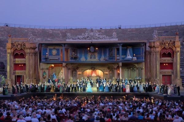 La magia de La Traviata incanta l’Arena di Verona