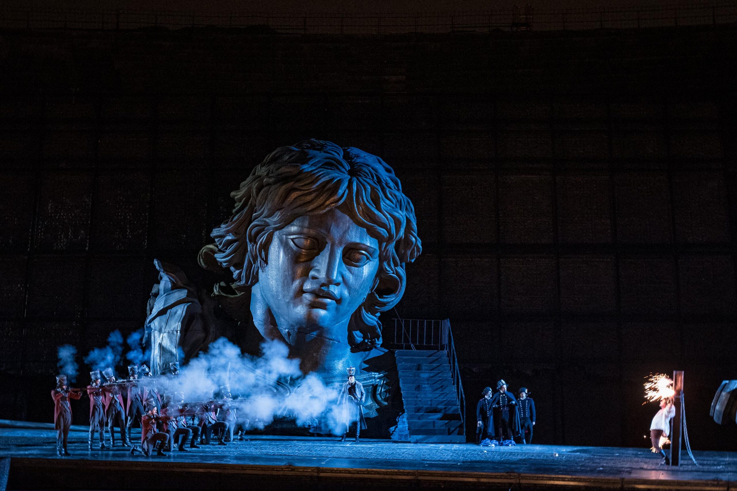 Con la monumentale Tosca di De Ana, l’Arena di Verona anticipa il Centenario di Puccini